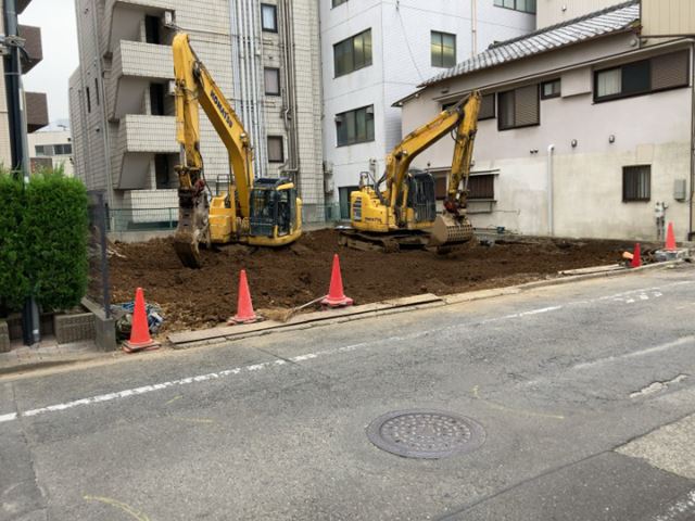 地下ピット解体盛土作業工事(神奈川県大和市南林間)中の様子です。